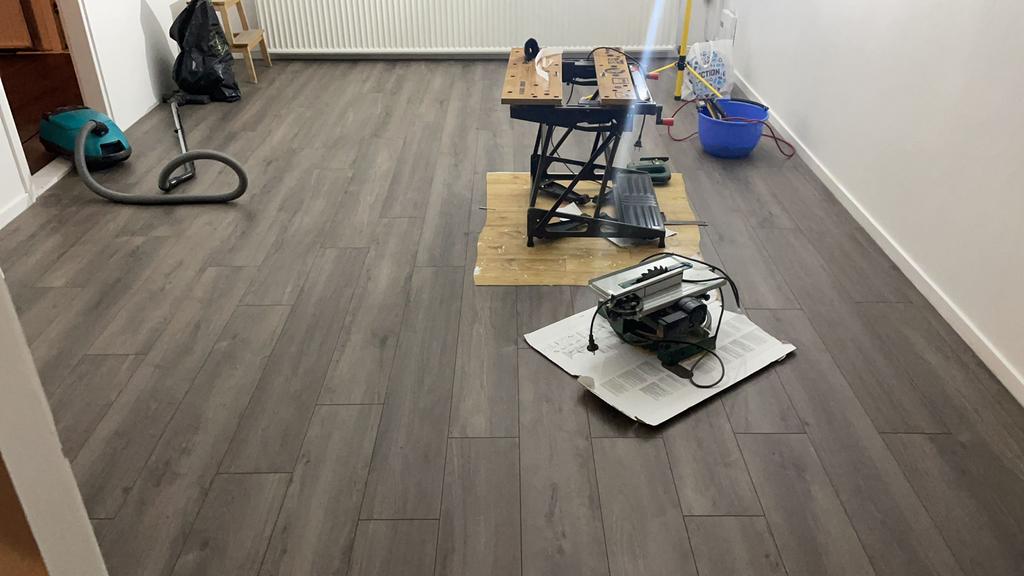 Laminaat grijs/bruin, ca. 50m2 met 1,5 pak extra, Ophalen, 50 tot 150 cm, Zo goed als nieuw, 10 m² of meer