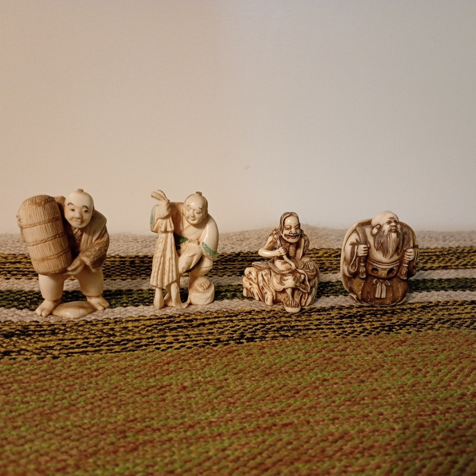 Set van 4 antieke Netsuke beeldjes, Minder dan 20 cm, Natuurlijk materiaal, Handgemaakt, Ophalen of Verzenden