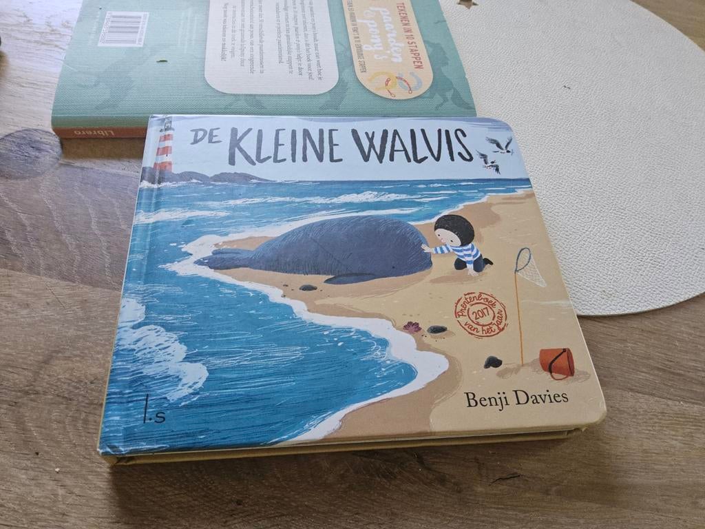 De Kleine Walvis  - Mini Hardcover Prentenboek Benji Davies, Boeken, Ophalen of Verzenden, Zo goed als nieuw, Benji Davies, Prentenboek