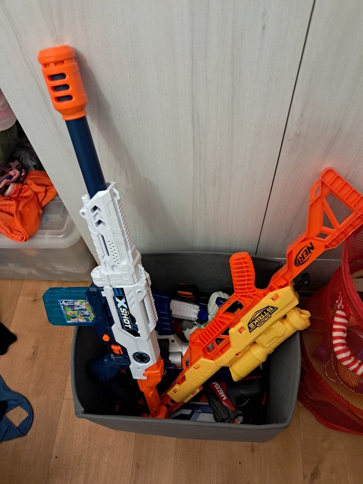 Grote bak vol Nerf en X-Shot pistolen en geweren, Ophalen, Gebruikt