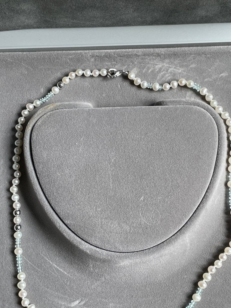 Elegante parelketting met aquamarijn en zilveren accenten, Wit, Ophalen of Verzenden, Zo goed als nieuw, Met edelsteen