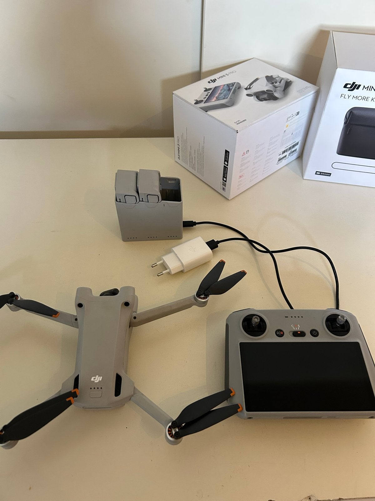 DJI Mini 3 Pro Fly More Combo - Zo goed als nieuw, 30 tot 45 minuten, Cameradrone, 5 tot 10 kilometer, Ophalen of Verzenden