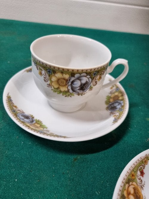 kop en schotel met bloemen decor, Antiek en Kunst, Antiek | Servies los, Ophalen of Verzenden
