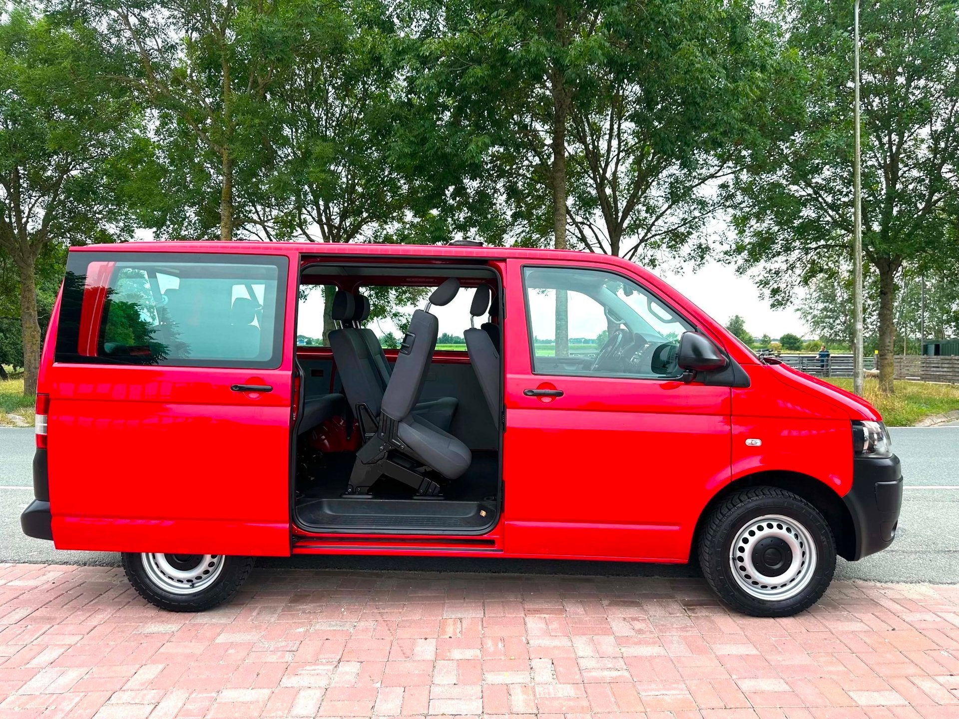 Volkswagen Transporter Kombi 2.0 TDI L1H1 9 PERSOONS AUTOMAA, Auto's, Volkswagen, Euro 5, Stof, Gebruikt, 241 €/maand