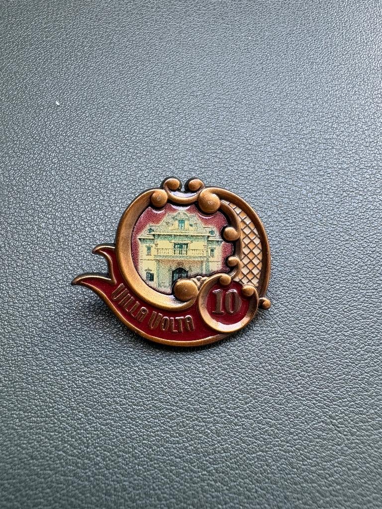 Efteling Pin Villa Volta 10 jaar, Verzamelen, Efteling, Ophalen of Verzenden, Nieuw, Button of Speldje