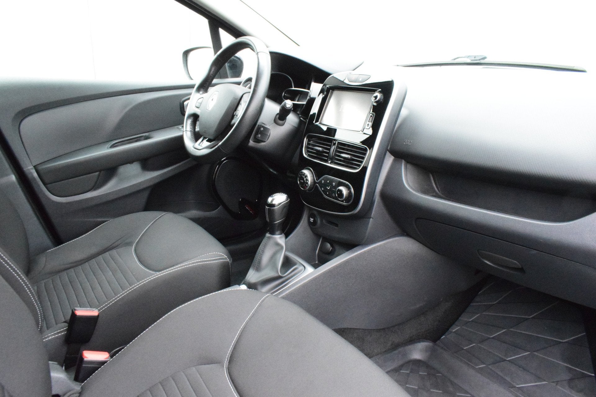 Renault Clio Estate 0.9 TCe Limited Navi Privacy/Glass Airco, Auto's, Gebruikt, 580 kg, Origineel Nederlands, Handgeschakeld