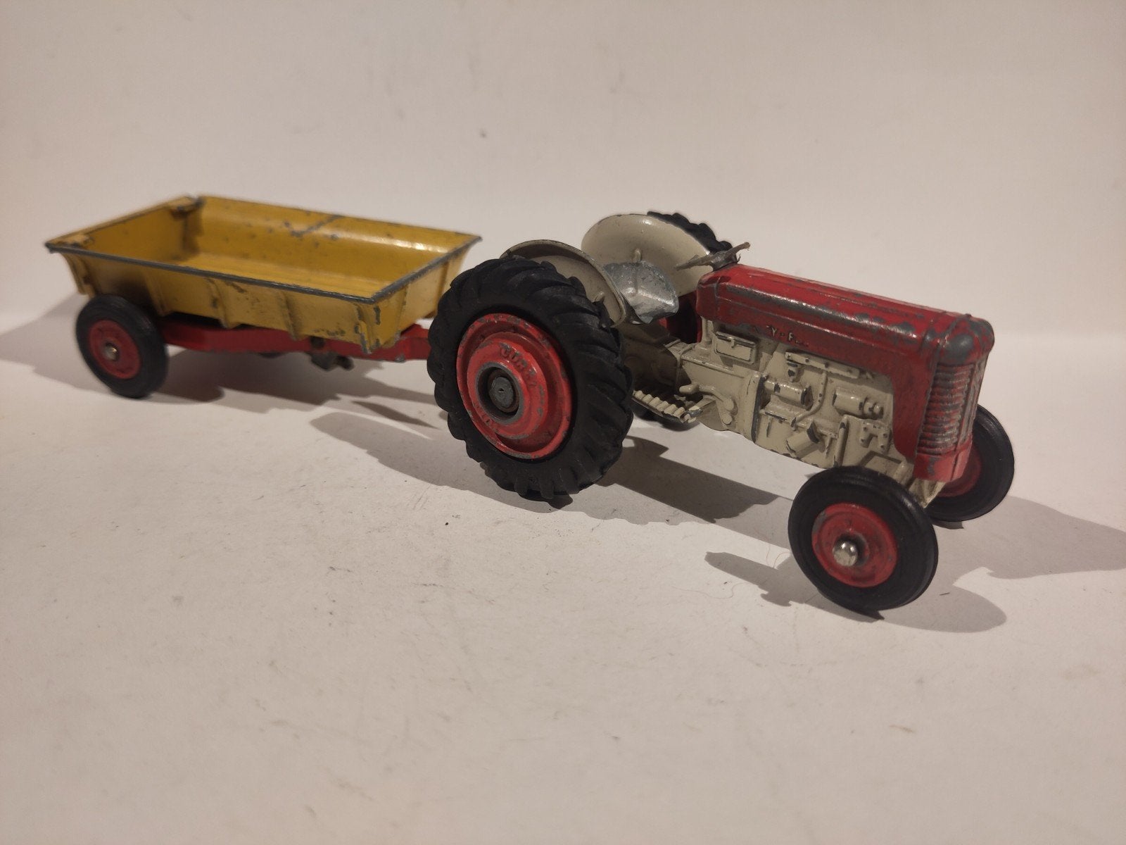 Corgi Toys GS 7 Massey Ferguson 65 Tractor + 30 CWT Trailer, Ophalen of Verzenden, Gebruikt, Tractor of Landbouw, Corgi