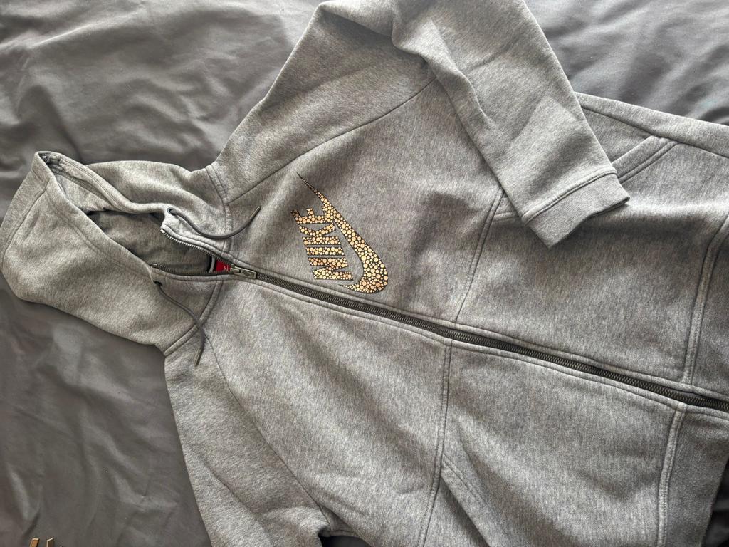 Nike Hoodie Grijs met Gouden Logo - Maat M, Ophalen of Verzenden, Zo goed als nieuw, Maat 38/40 (M), Grijs