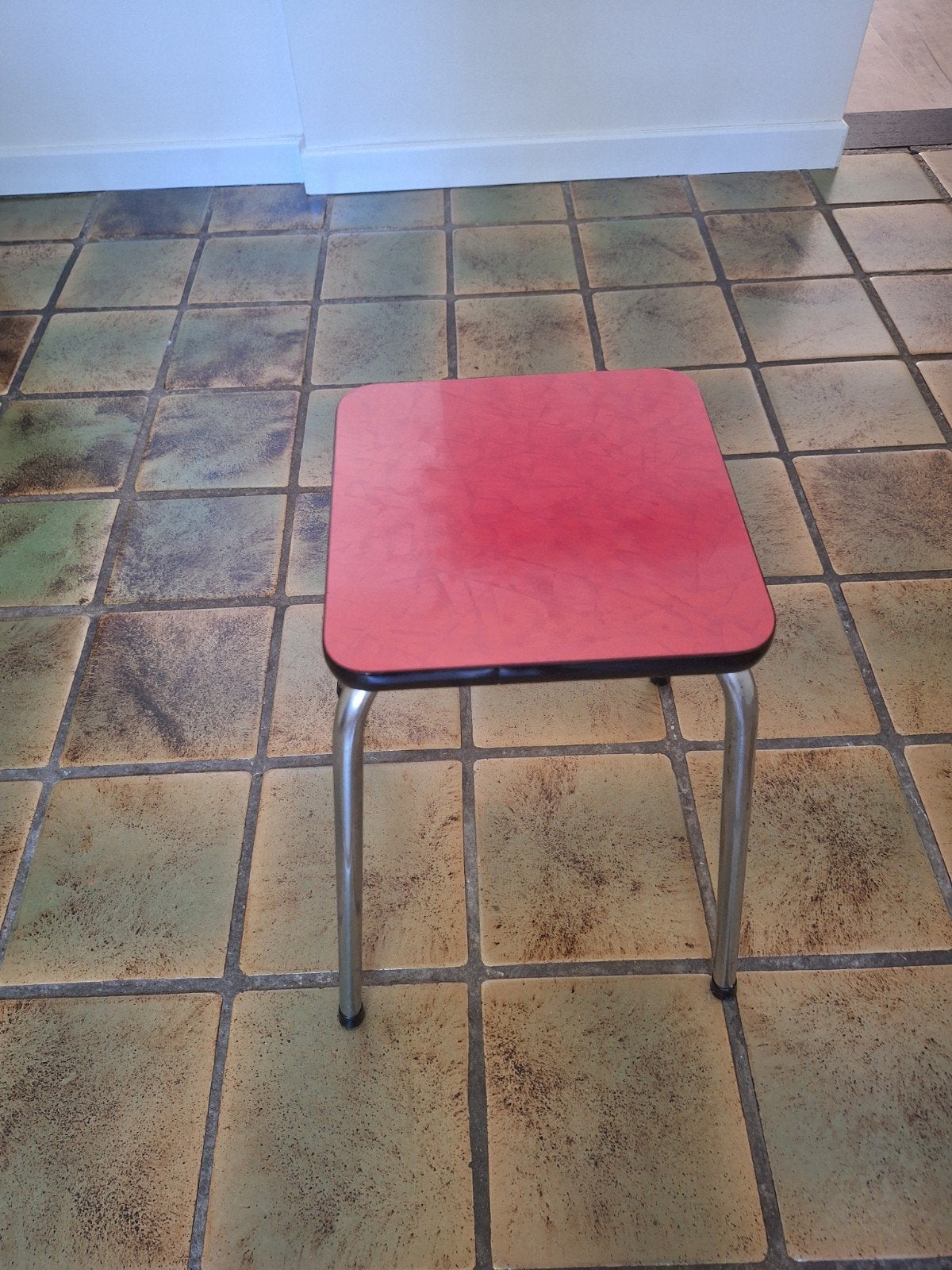 Vintage krukje met rood formica blad - 46cm hoog, Ophalen, Gebruikt, Hout