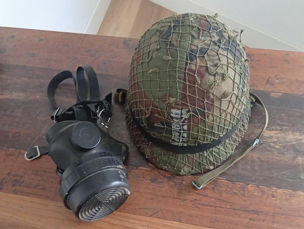 2 x Helm Nederlands / Belgisch met camouflage en gasmasker!!, Ophalen of Verzenden, Landmacht, Nederland, Helm of Baret