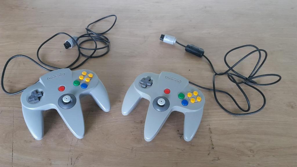 2 x N64 controllers te ruil, Spelcomputers en Games, Ophalen, Zo goed als nieuw, Nintendo 64, Overige controllers