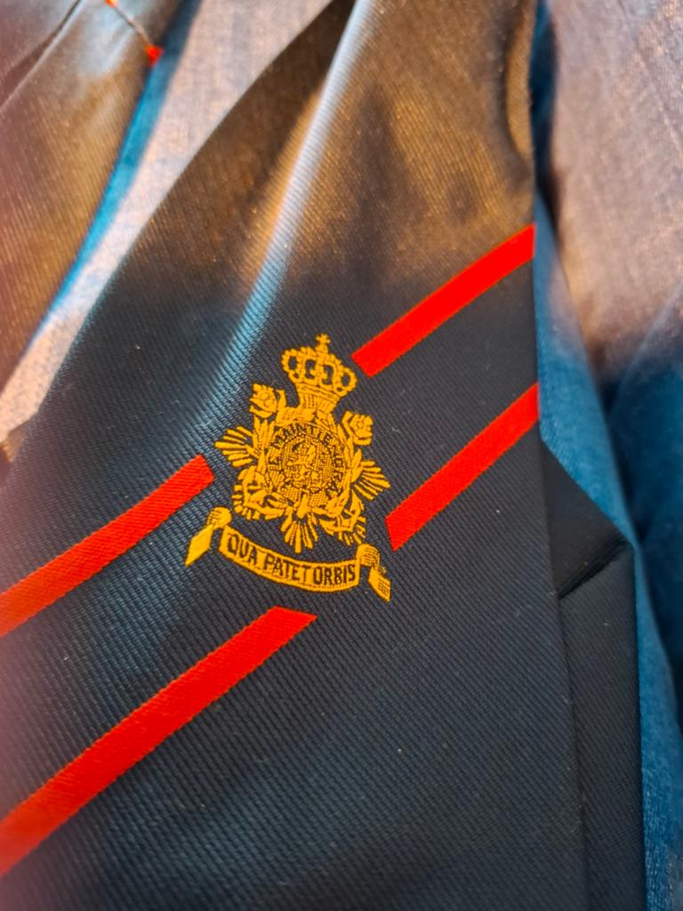 Zwarte stropdas Korps Mariniers met embleem, Zwart, Ophalen of Verzenden, Zo goed als nieuw, Met patroon