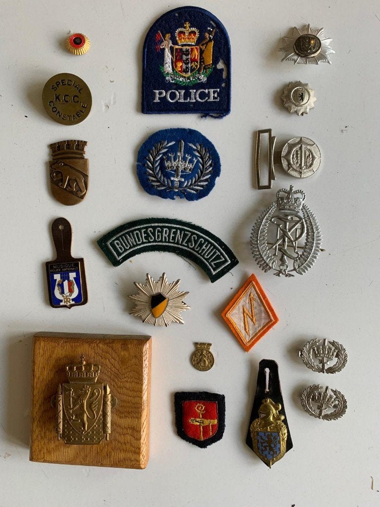 Politie emblemen insignes en uniform knopen, Ophalen of Verzenden, Overige soorten, Overige gebieden, Embleem of Badge