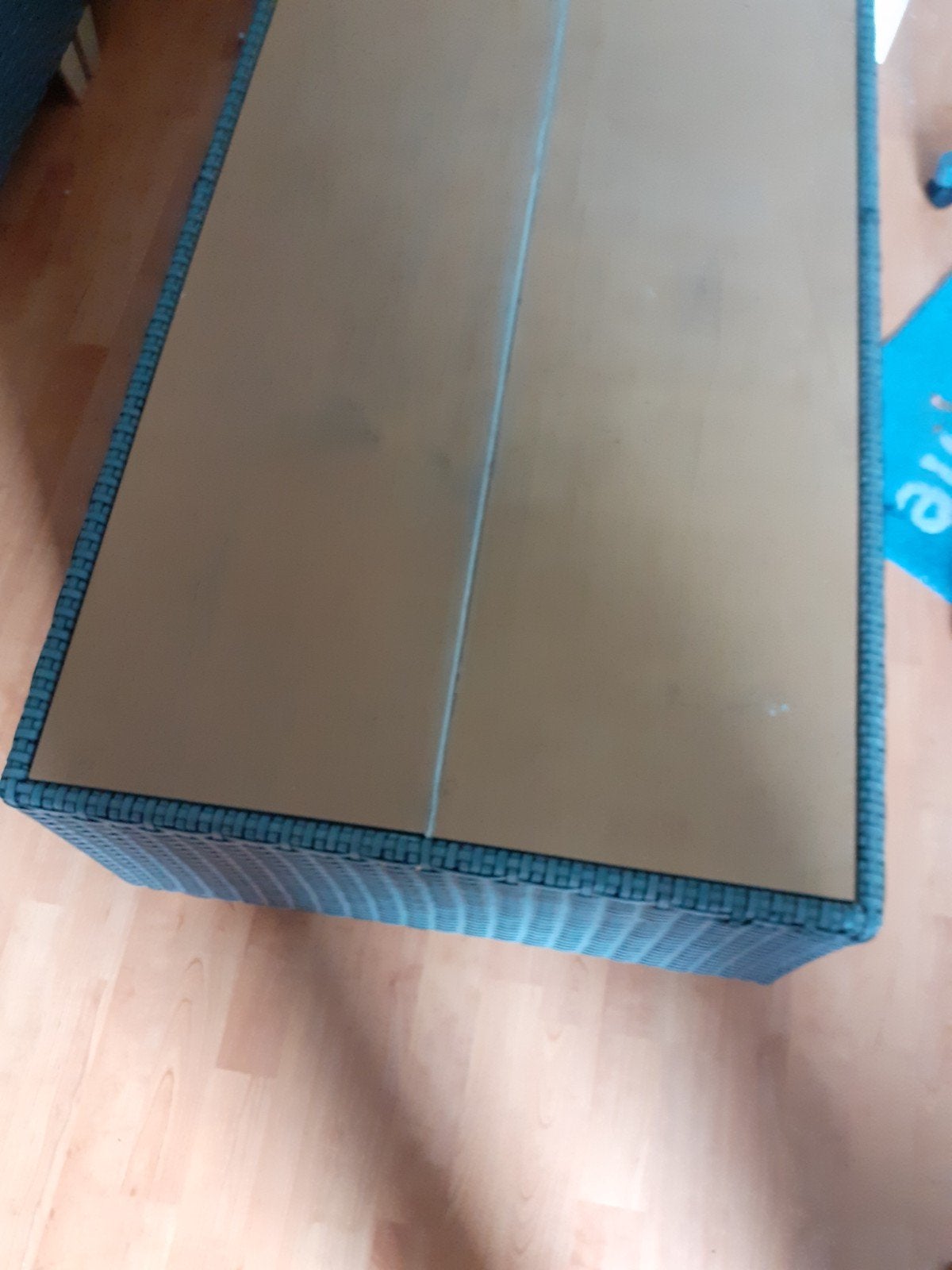 Tuinbank met kussens en bijpassende tafel