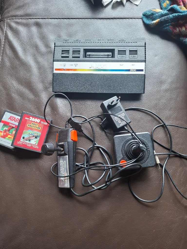 Atari 2600jr, Spelcomputers en Games, Spelcomputers | Atari, Niet werkend, Atari 2600, Met 2 controllers, Met games, Verzenden