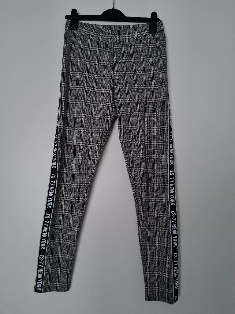Zoso broek maat M zwart wit geruit met letter bies, Maat 38/40 (M), Overige kleuren, Ophalen of Verzenden, Zo goed als nieuw