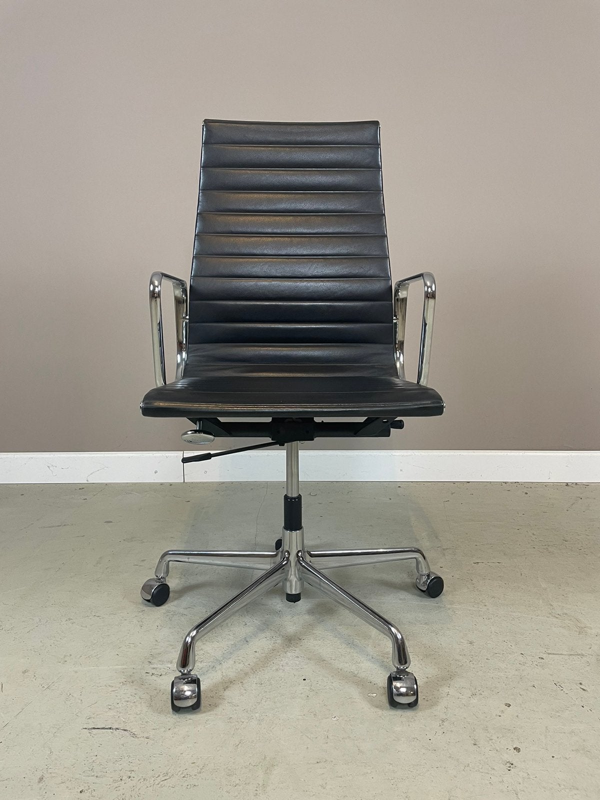 Vitra EA119 Eames bureaustoel EA 119 chroom & zwart leer, Ophalen, Gebruikt, Zwart, Bureaustoel