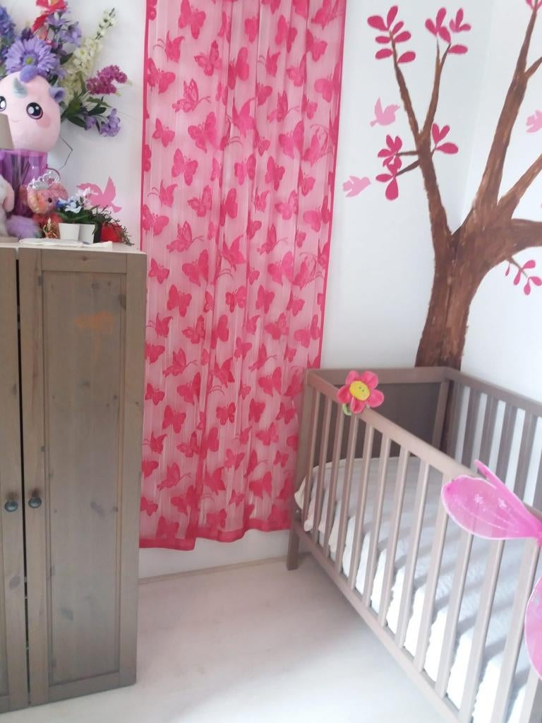 decoratie: roze vlinder vitrage; prachtig in oa kinderkamer, Ophalen of Verzenden, Zo goed als nieuw, Wanddecoratie