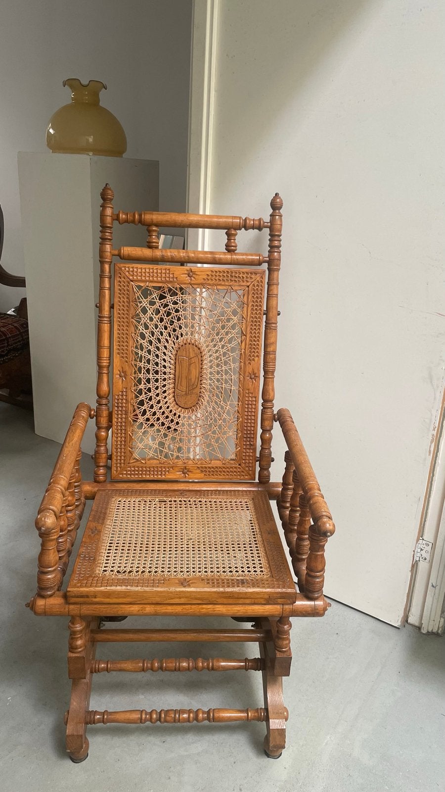 Antieke houten schommelstoel met rieten zitting, Ophalen