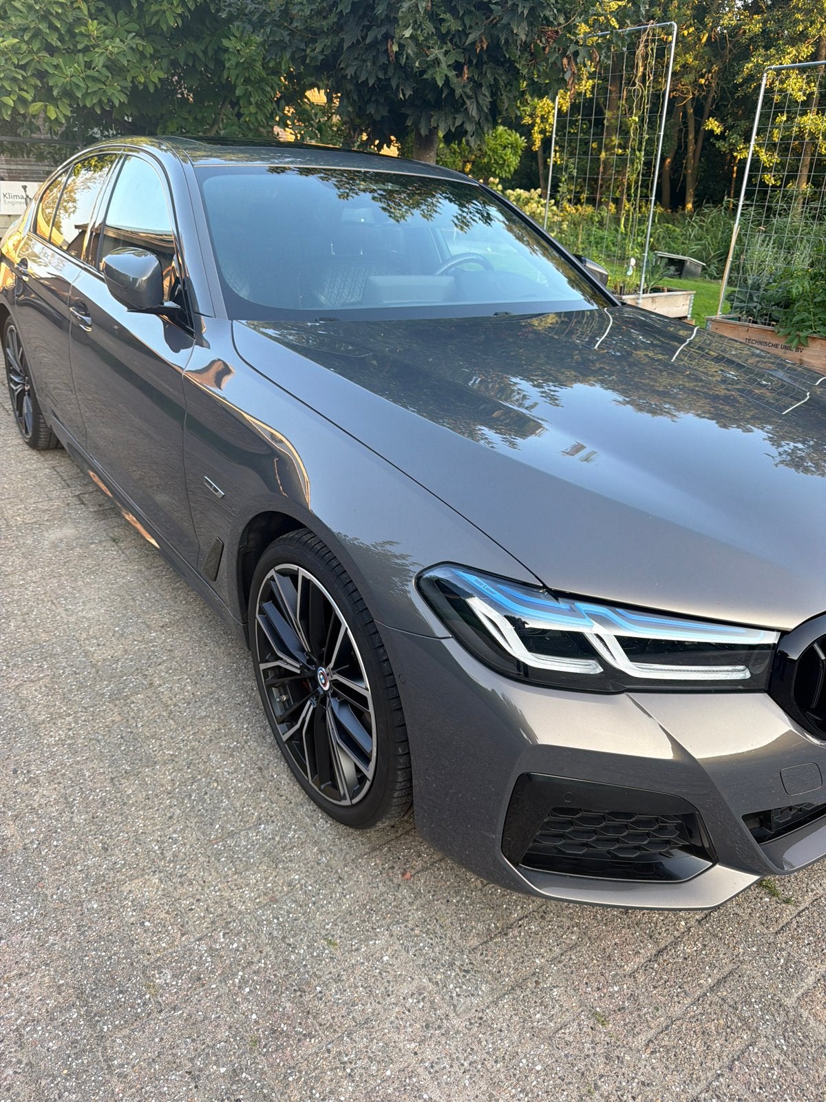 BMW 5-Serie 530e 50 jahre edities 292pk Aut 2022 Alvitgrau, Auto's, BMW, Automaat, 1998 cc, Achterwielaandrijving, Zwart