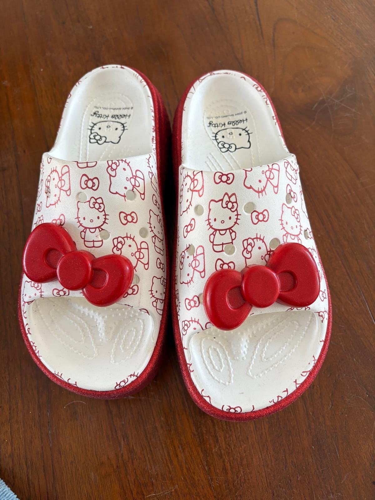 Hello Kitty Crocs Slippers Maat 40, Zo goed als nieuw, Rood, Sandalen of Muiltjes, Ophalen of Verzenden