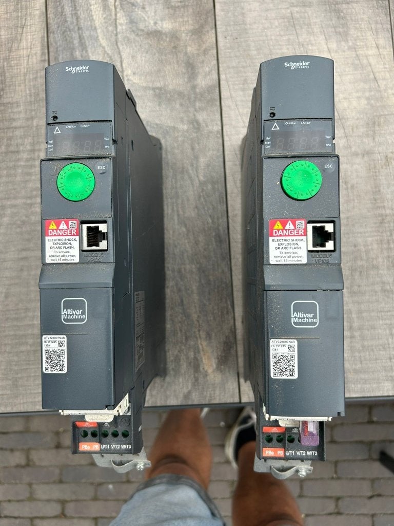 2x Schneider Electric Altivar 320 frequentieregelaar 0,75 kW, Ophalen of Verzenden, Gebruikt