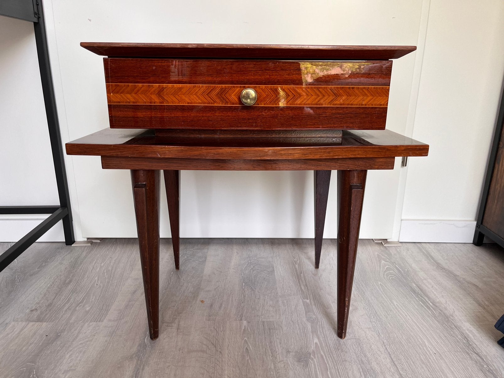 Vintage bijzettafel met unieke details, Ophalen, 50 tot 100 cm, Zo goed als nieuw, Overige vormen