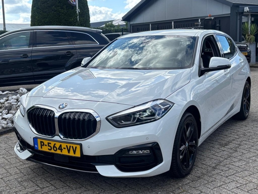BMW 1-serie 118i High Executive Sport Automaat 2021 Wit, Auto's, BMW, 136 pk, Gebruikt, Automatische klimaatregeling, Wit