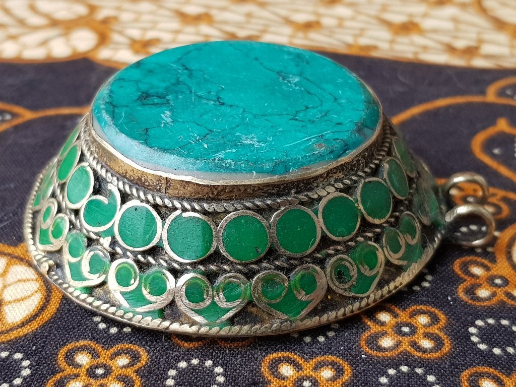 Mooie antieke hanger uit Nepal van zilverbrons met stenen., Antiek en Kunst, Sieraad, Handgemaakt, Ophalen of Verzenden, Meerkleurig