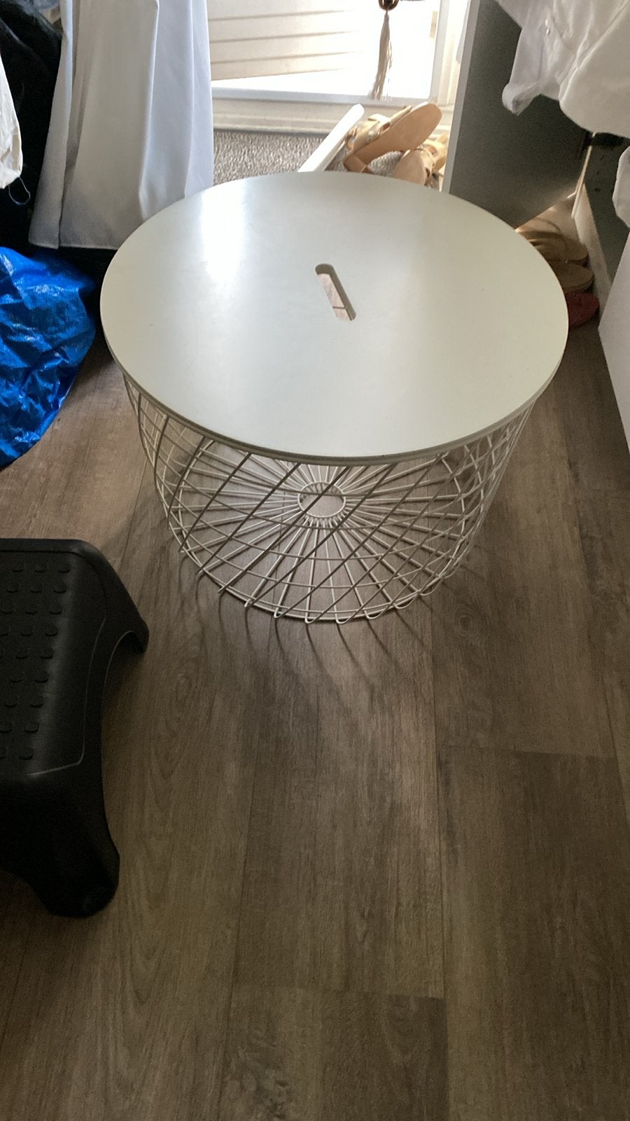 Witte ronde bijzettafel met draadmand onderstel, Ophalen, Minder dan 50 cm, Gebruikt, Rond