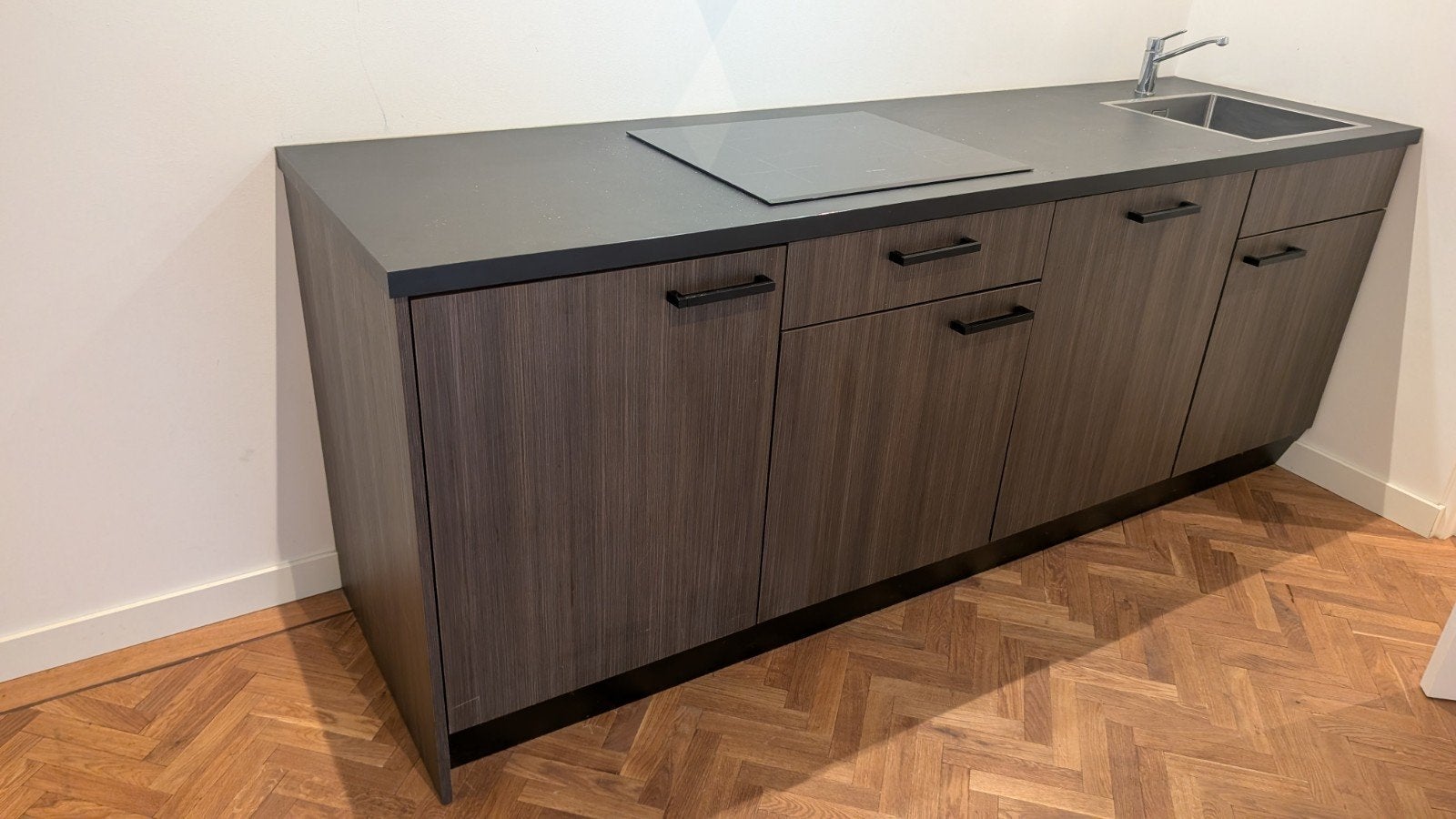 Moderne keuken met inbouwapparatuur als nieuw, Ophalen, Bruin, Enkelwandige keuken, Zo goed als nieuw