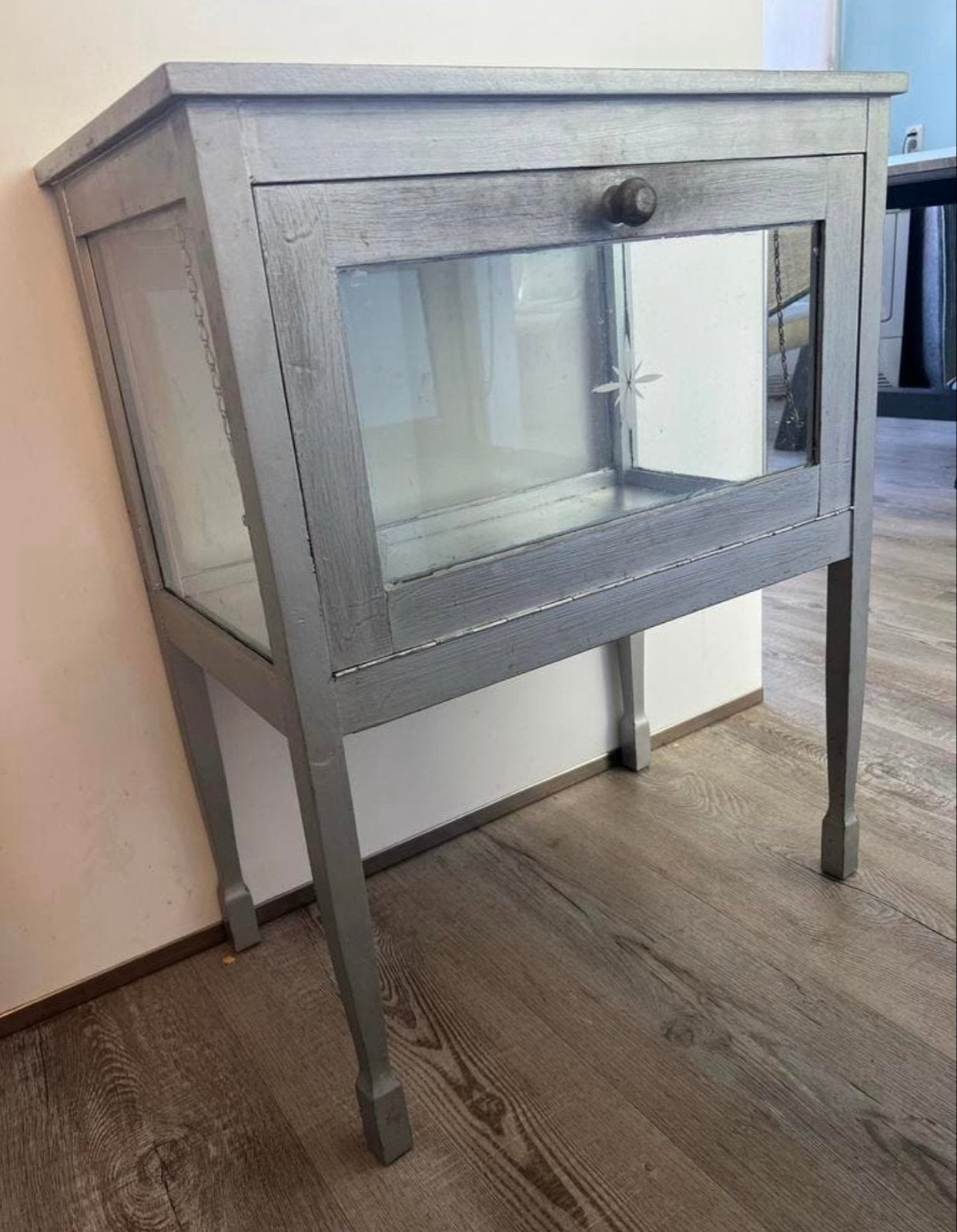 Theekastje met geslepen glas., Ophalen