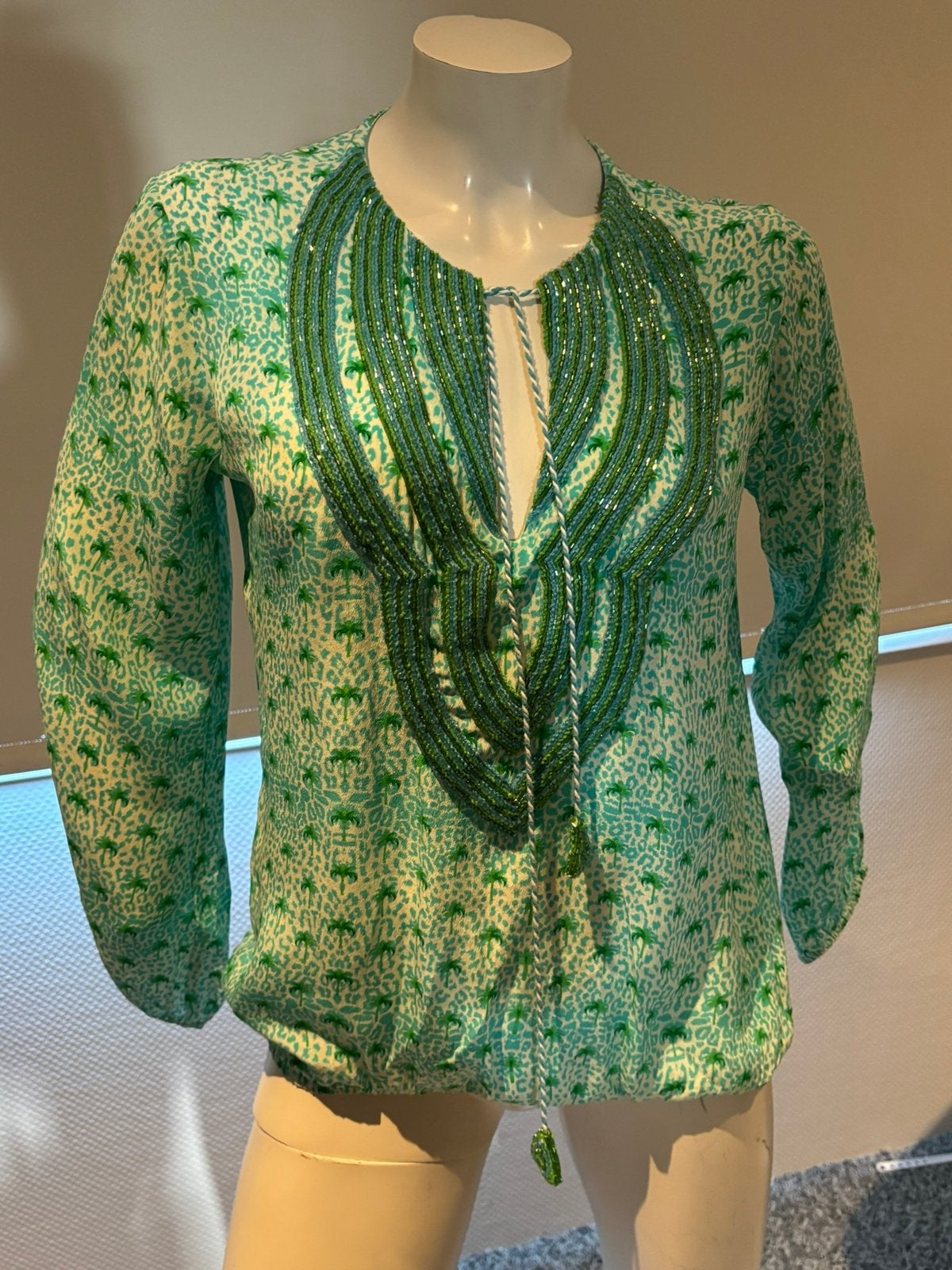 Taj zijde blouse met kralen maat m, Ophalen of Verzenden, Zo goed als nieuw, Maat 38/40 (M), Groen