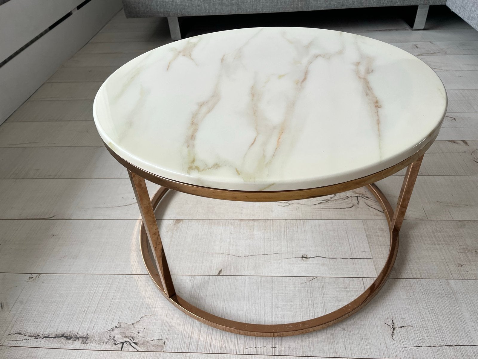 Ronde salontafel met marmerlook blad en rosegoud onderste, 50 – 75, Rond, Zo goed als nieuw, Metaal