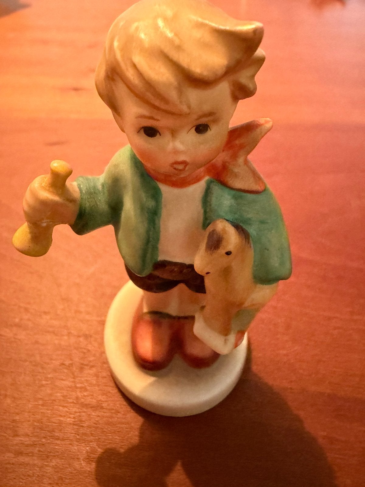 Goebel Hummel 239/C – Jongen met houten paard – Vintage, Ophalen of Verzenden, Zo goed als nieuw, Hummel