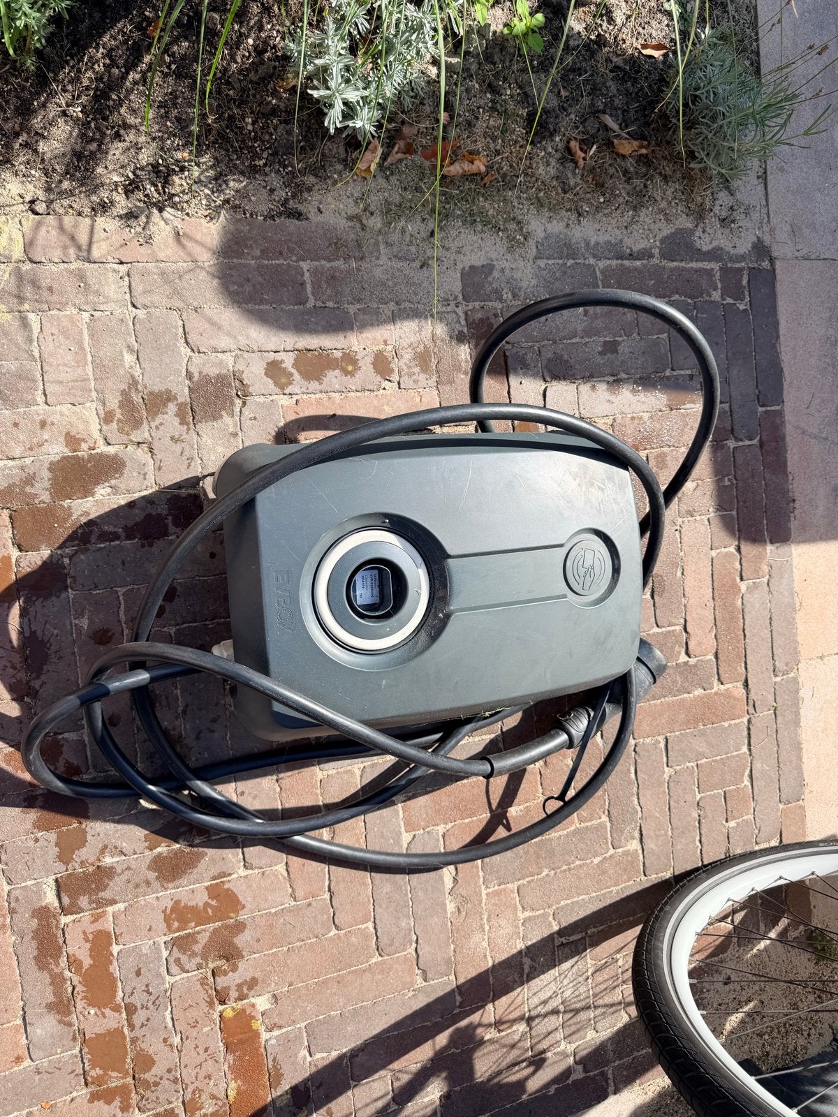 EVBox Laadpaal met vaste kabel - defect - voor onderdelen, Ophalen, Gebruikt, Laadpaal en Laadkabel