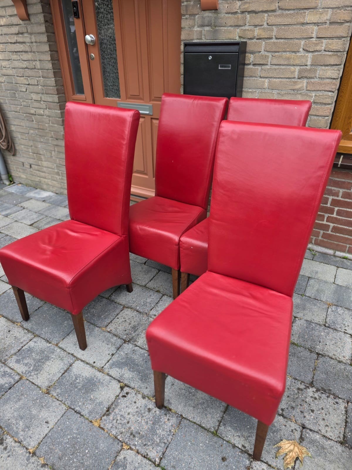 Set van 4 rode eetkamerstoelen plus twee witte- Leer en Hout, Ophalen, Gebruikt, Vier, Modern