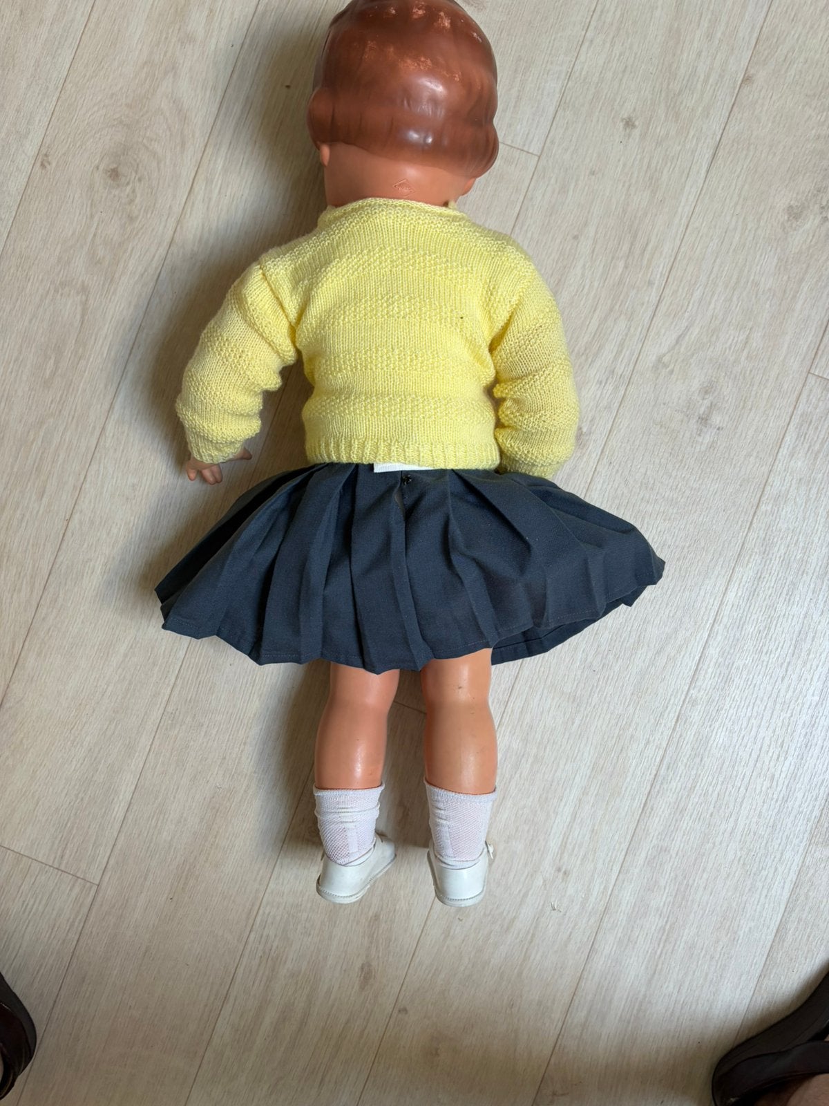 Originele schildpad pop met gebreid vestje en plissé rok, Ophalen of Verzenden, Gebruikt, Babypop