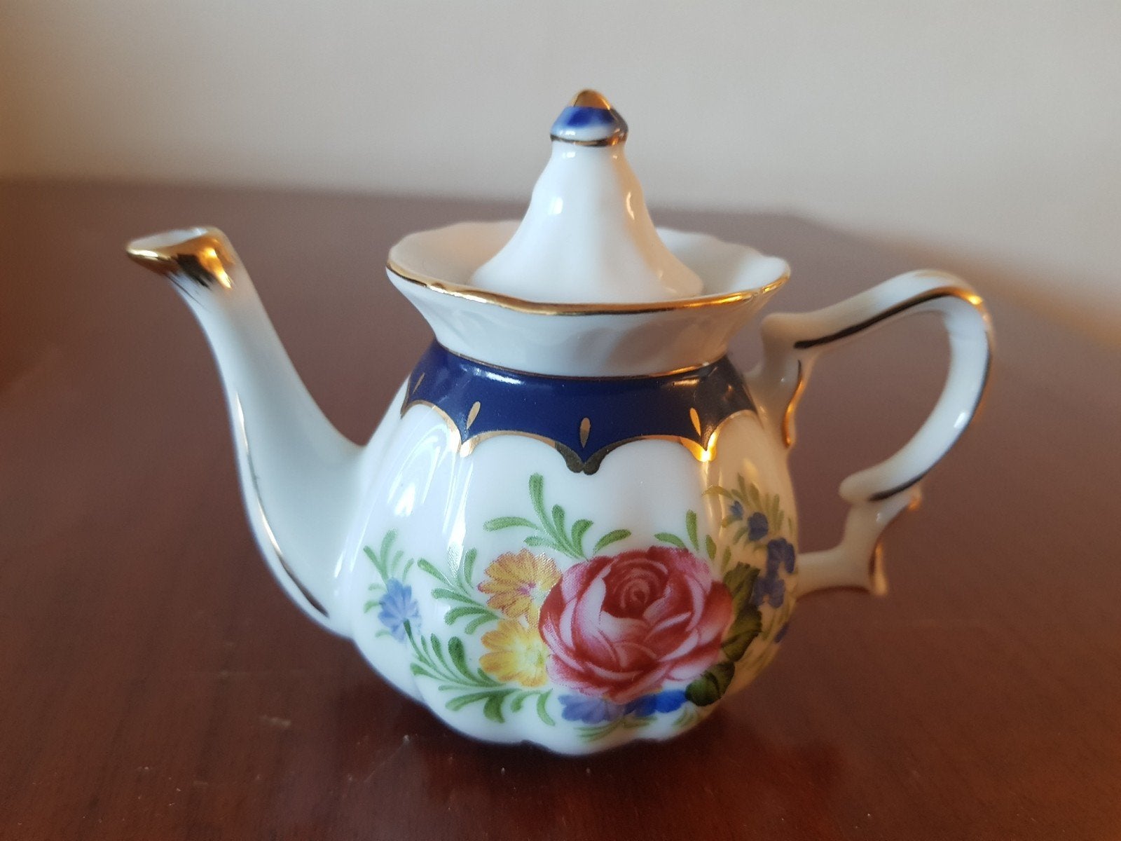 Prachtig miniatuur theepotje van fijn porselein, Ophalen of Verzenden
