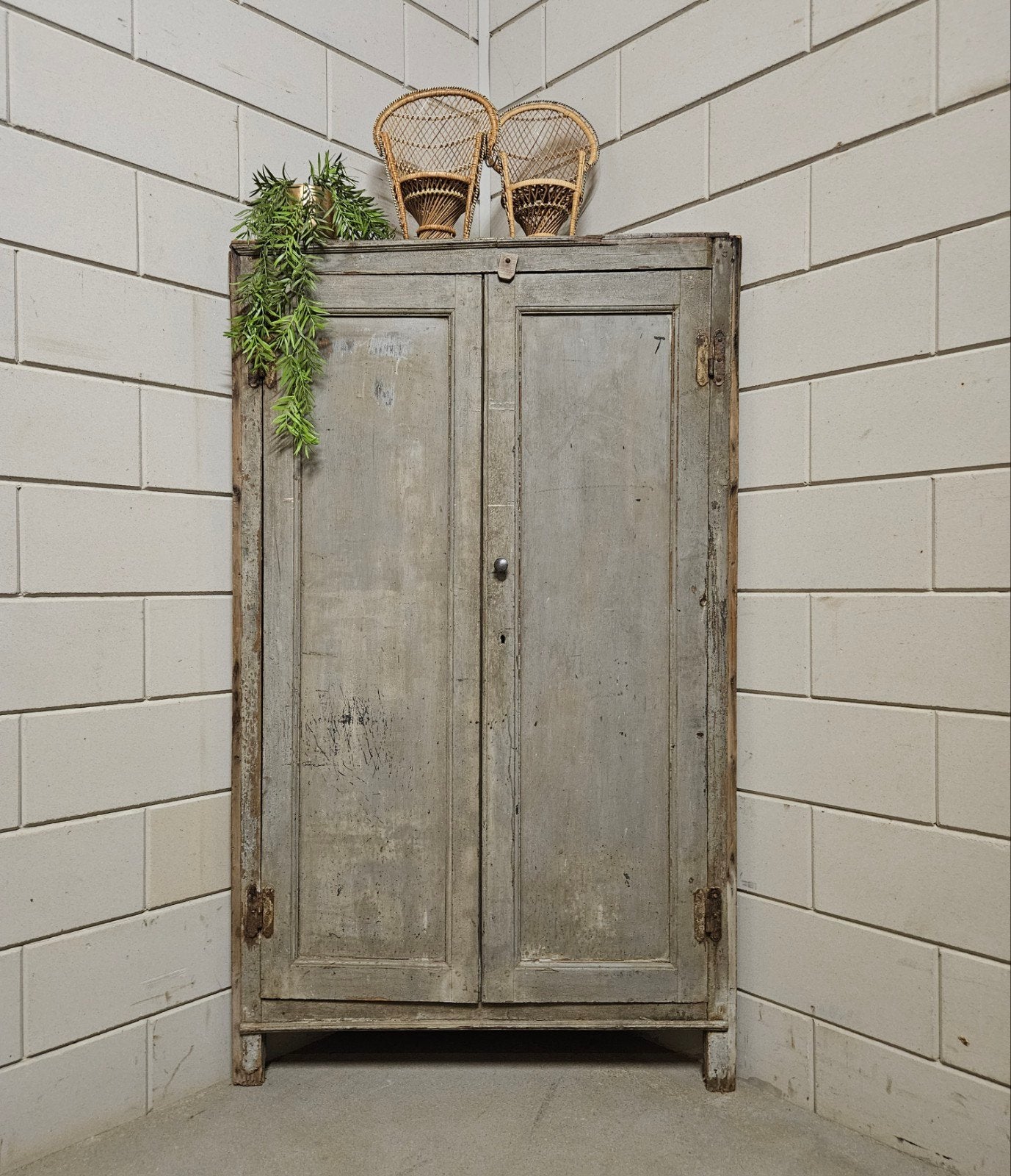 Antieke brocante grijze sleetse hoekkast vintage leg kast, Ophalen of Verzenden
