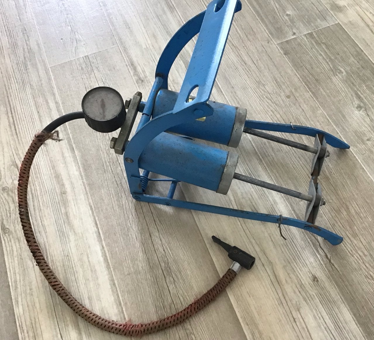 Vintage blauwe voetpomp met drukmeter, Ophalen of Verzenden, Drukmeter, Gebruikt
