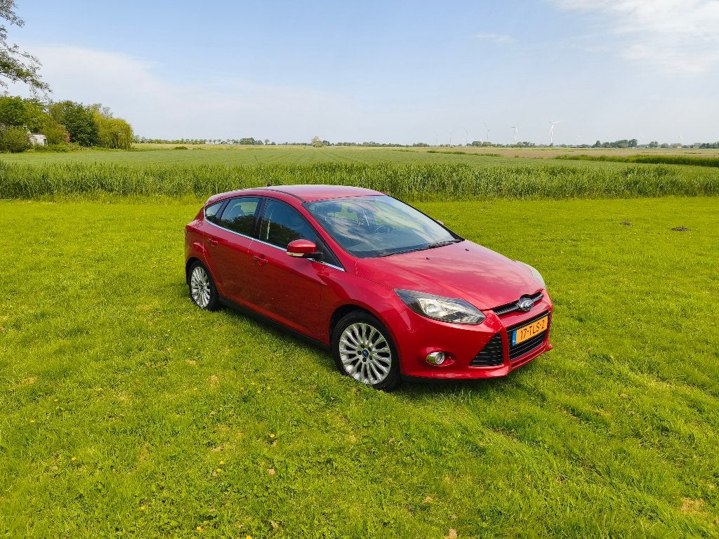 Ford Focus 1.6 Ti-vct 92KW 5-D 2012 Rood, Auto's, 1596 cc, 125 pk, Zwart, 4 cilinders