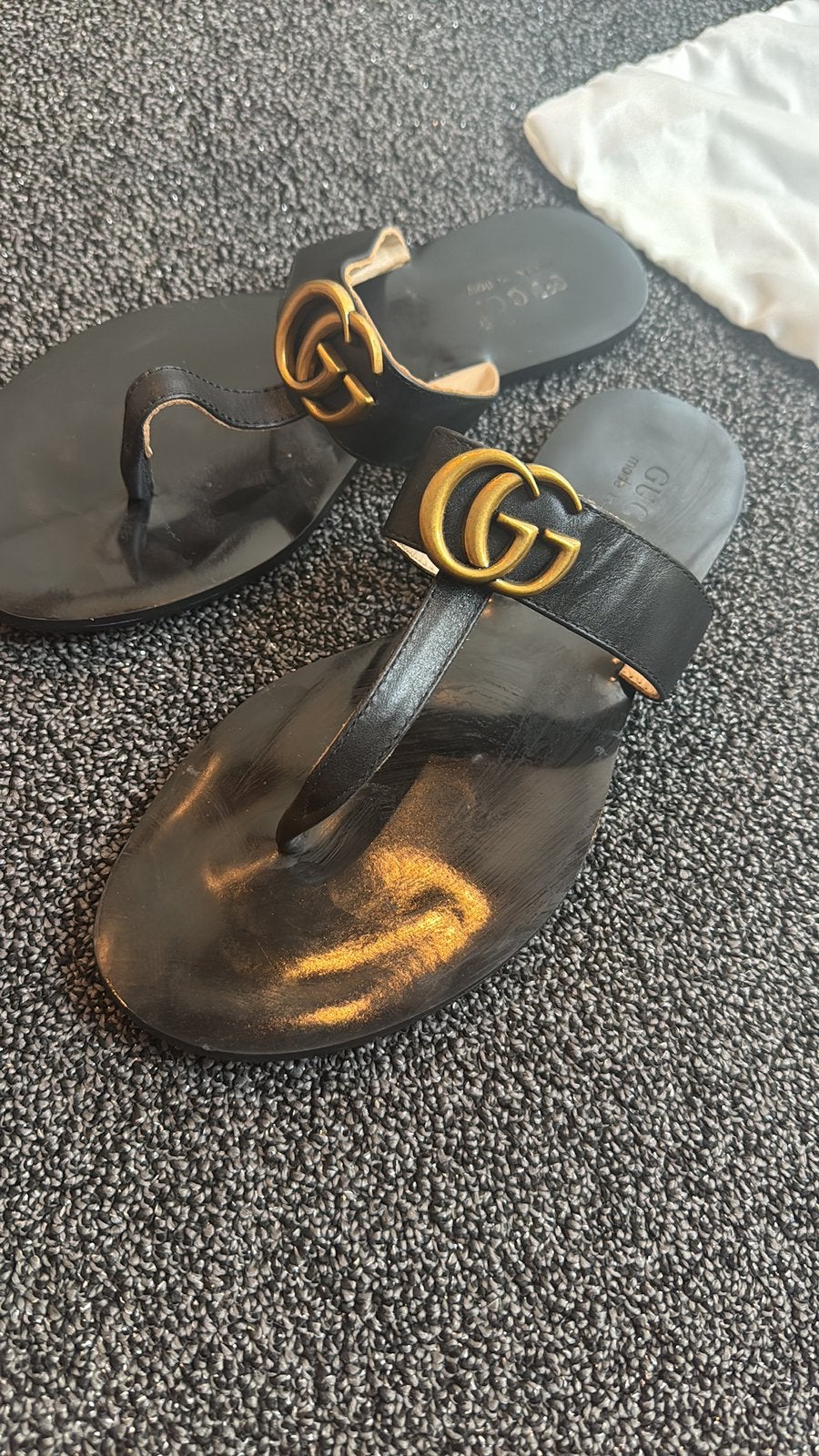 Zwarte slippers met goud logo maat 37, Slippers, Zwart, Ophalen of Verzenden, Zo goed als nieuw
