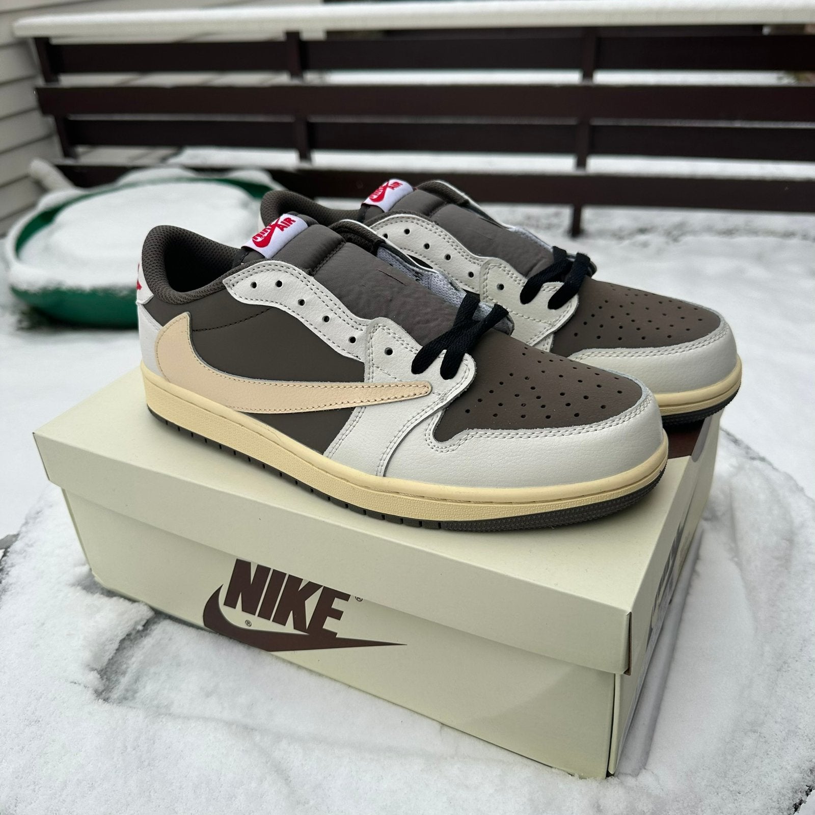 Jordan 1 Travis Scotts Low - Maat 44, Ophalen of Verzenden, Zo goed als nieuw, Bruin