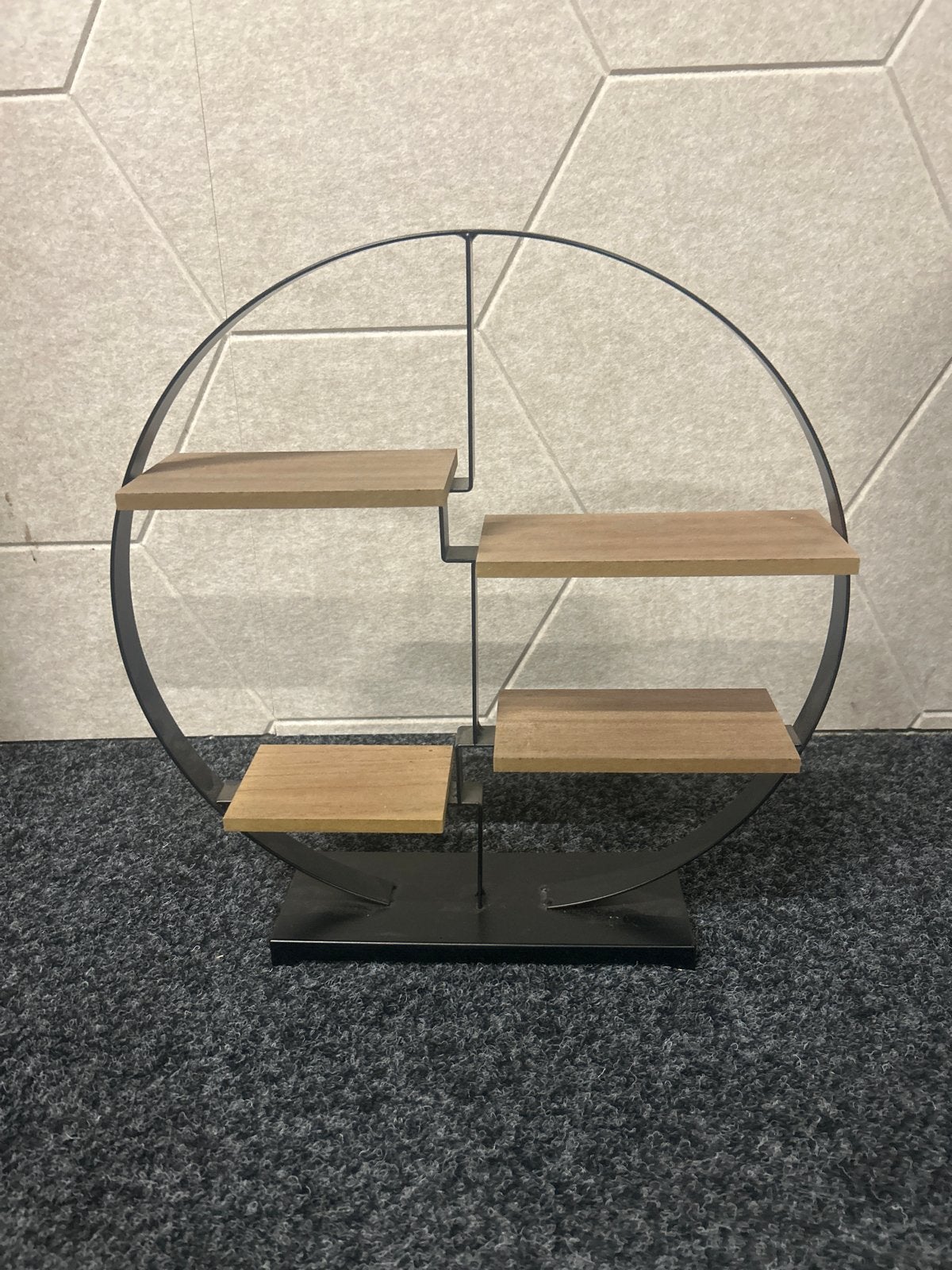 Decoratieve metalen standaard met houten planken, Huis en Inrichting, Ophalen, Zo goed als nieuw