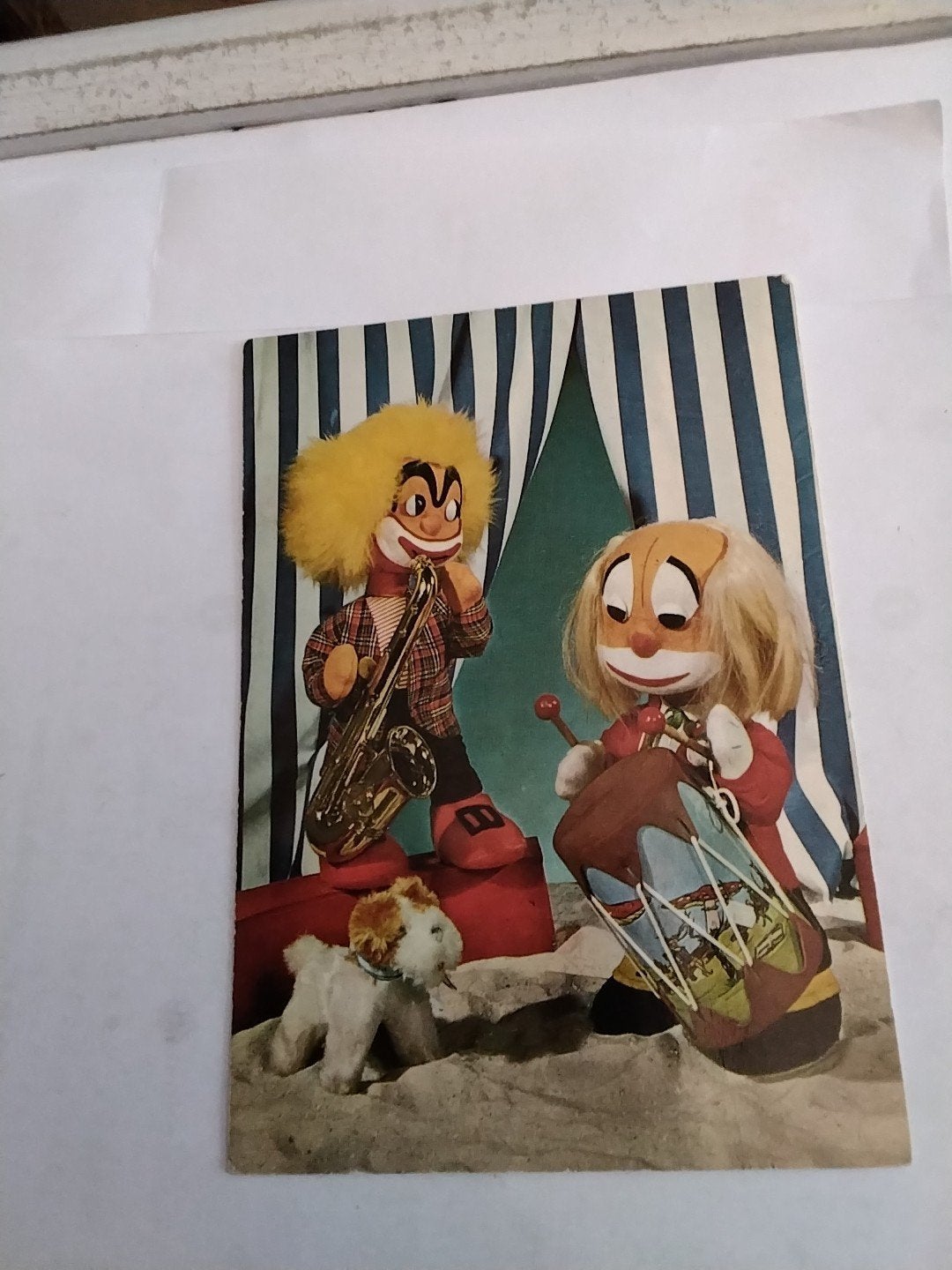 Vintage Ansichtkaart Clowns Muzikanten met Hond, Ophalen of Verzenden, 1960 tot 1980, Gelopen