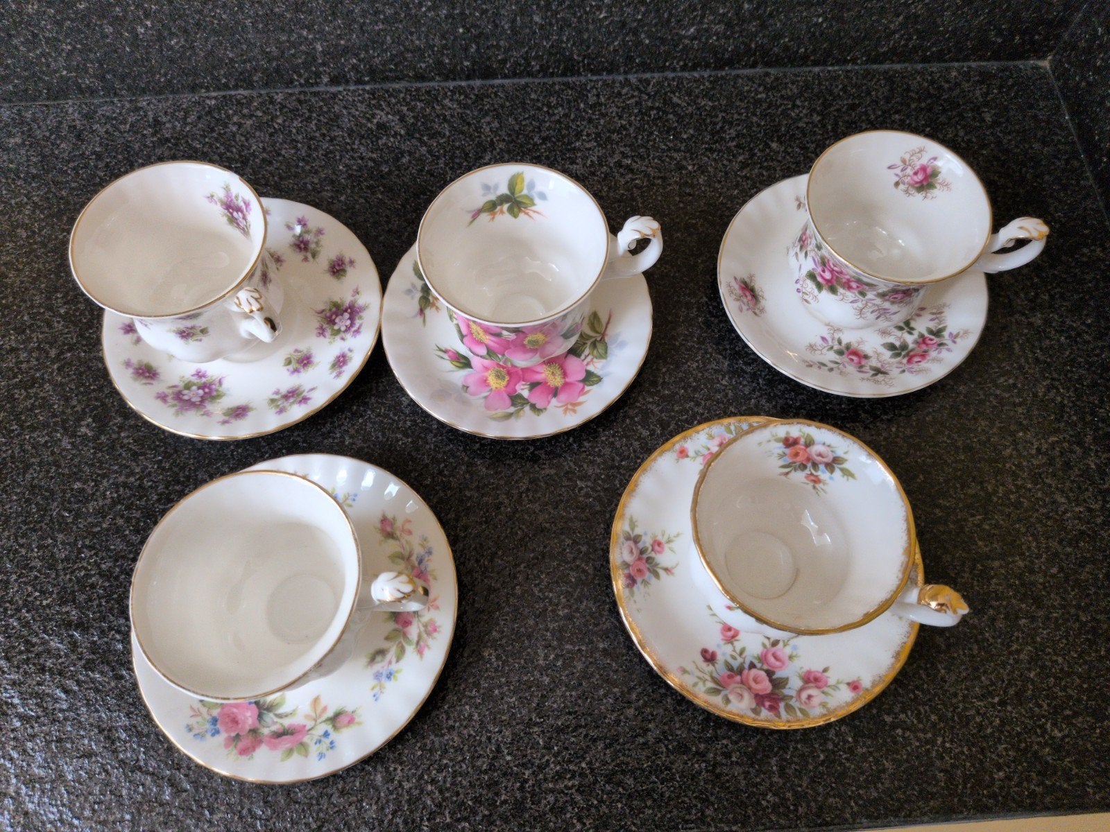 5 Royal Albert theekopjes met schotels, 1 met chip, Ophalen of Verzenden