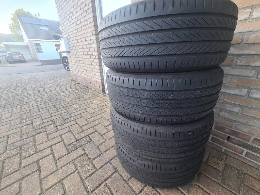 4x 235/50R19 99v continental premiumcontact c 2x6mm 2x7mm, Velg(en), 235 mm, Zomerbanden, Ophalen
