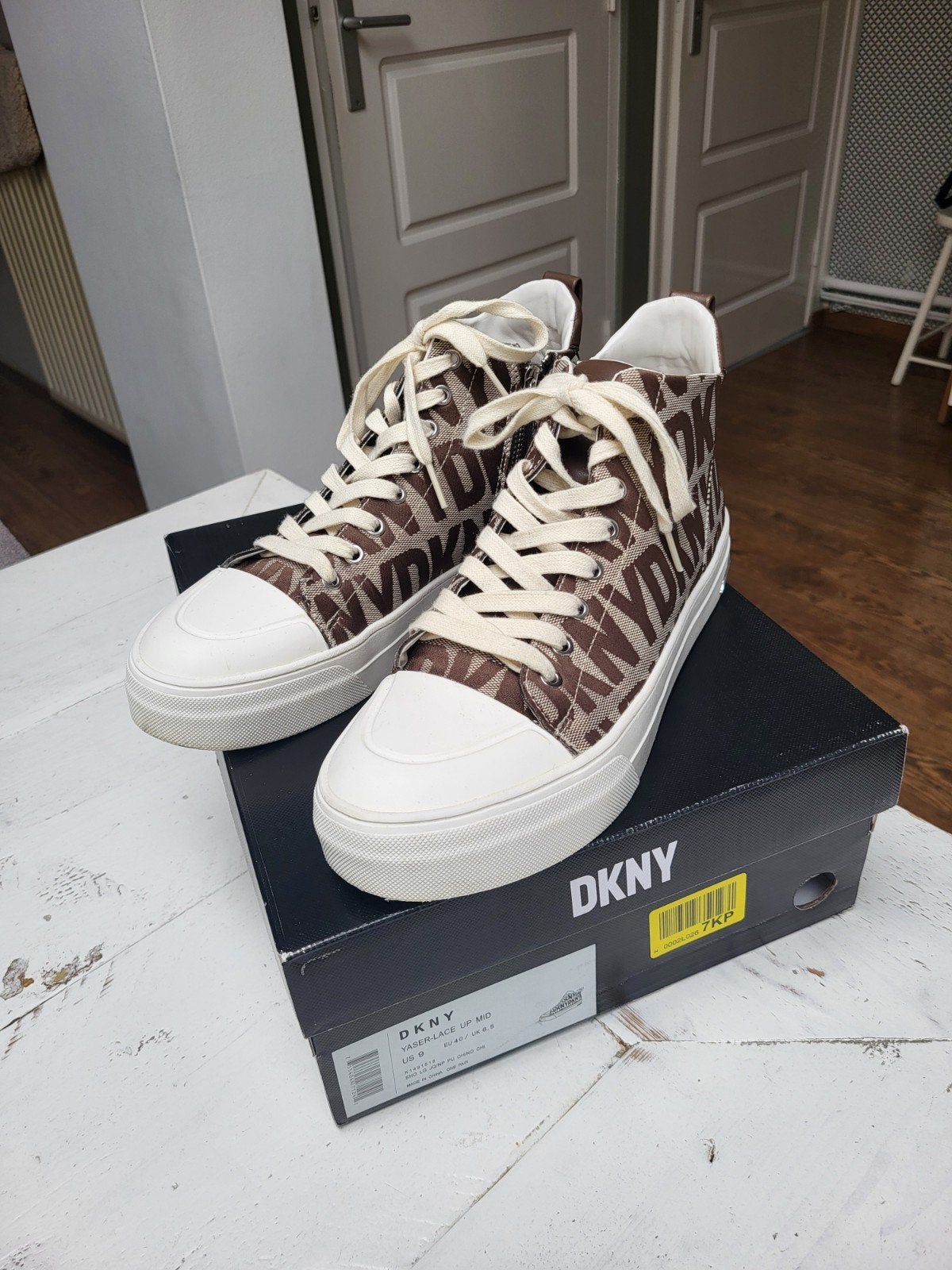 DKNY halfhoge sneakers - Maat 40 - Zo goed als nieuw, Kleding | Dames, Bruin, DKNY, Ophalen of Verzenden, Sneakers of Gympen