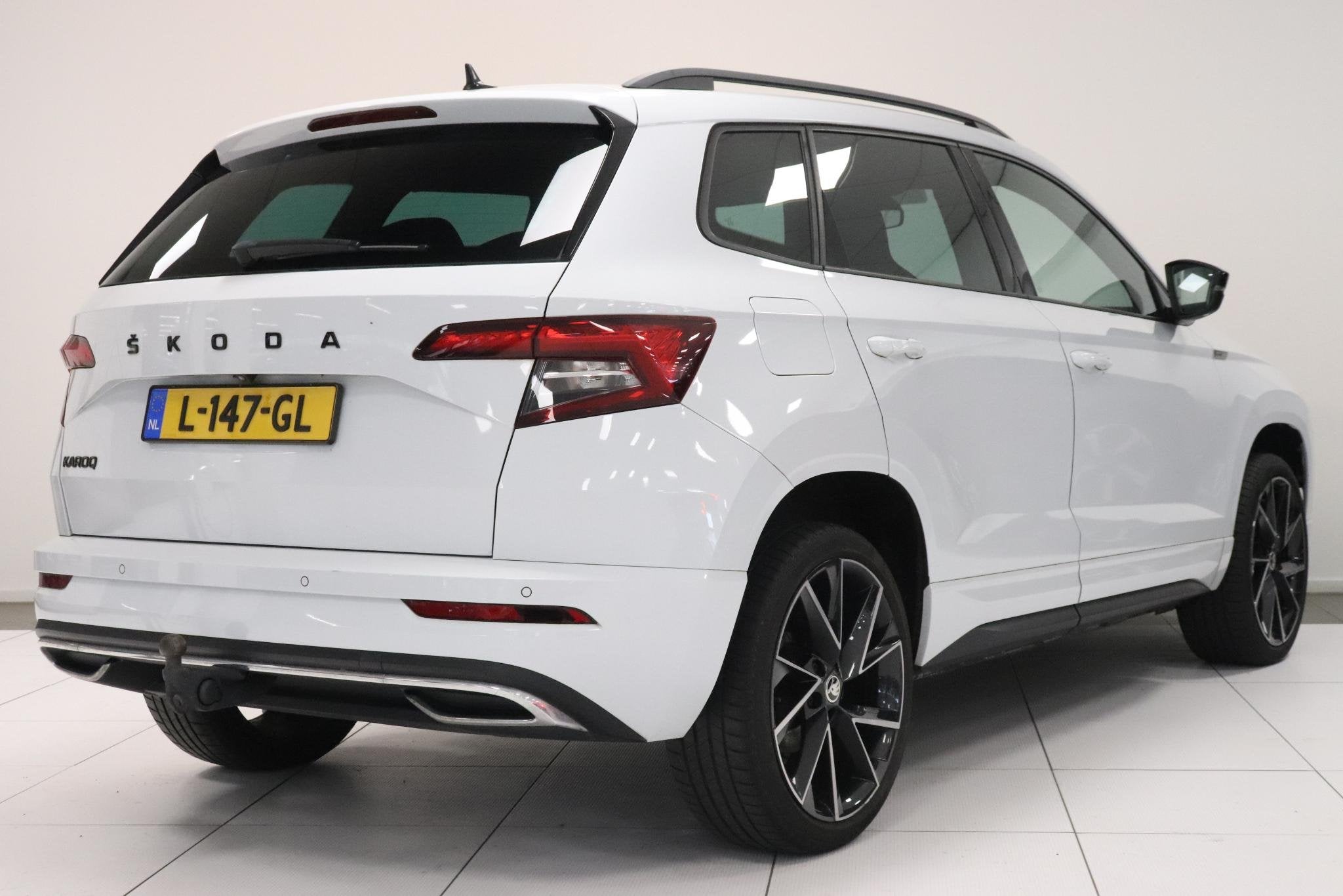 Skoda Karoq 1.5 TSI ACT Sportline Business | Canton audio |, Auto's, Stof, 4 cilinders, Wit, Bedrijf